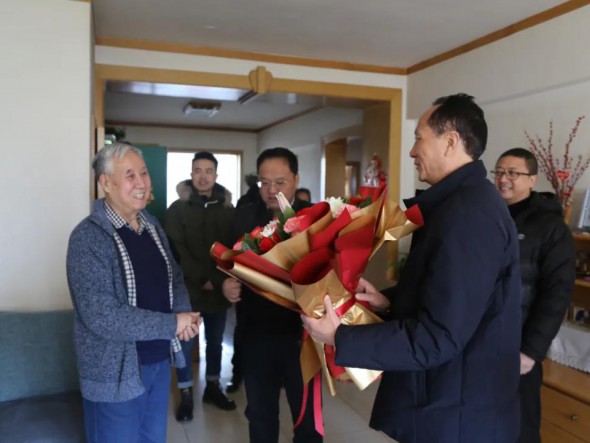 致一聲問候 · 送一片祝?！拭C演藝集團(tuán)歌舞劇院開展新春走訪慰問活動